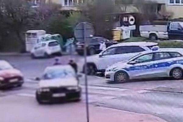 policjanci pomogli kierującej Zielona Góra - awaria auta na drodze