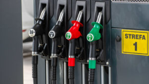 Nowe ceny paliw na weekend 25 i 26 kwietnia. Kierowcy zapłacą więcej