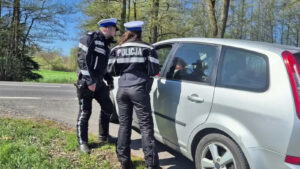 Niebezpieczne manewry na DK32 koło Sulechowa. Zrobiła to na oczach policji