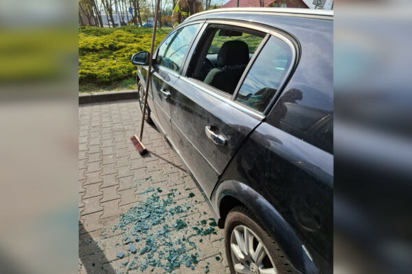 niemowlę zatrzaśnięte w aucie Lubuskie - dziecko w zamkniętym aucie zagrożenie