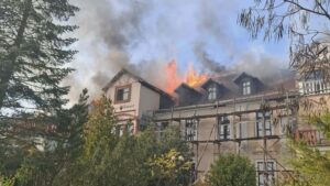 Pożar pałacu w Garbiczu. Ogień wychodzi dachem. Trwa akcja gaśnicza (ZDJĘCIA)