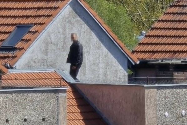 mężczyzna na dachu Zielona Góra - akcja ratunkowa blok