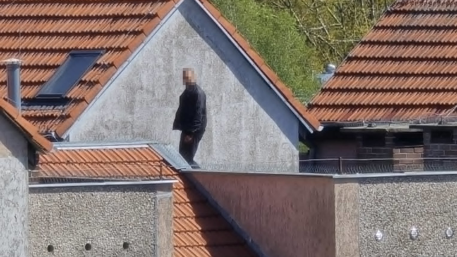 mężczyzna na dachu Zielona Góra - akcja ratunkowa blok