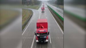 Kolumna wozów strażackich wyjechała z Lubuskiego. To specjalistyczny moduł (FILM)