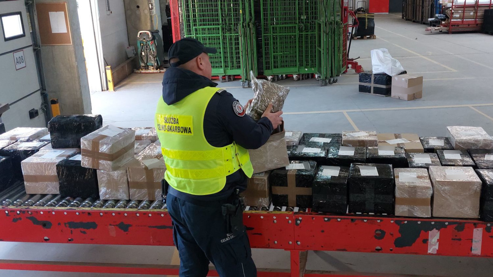 nielegalny tytoń Zielona Góra - kontrola sortowni paczek