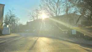 Oślepiające słońce na drodze. Kierowcy mogą nie zobaczyć zagrożenia