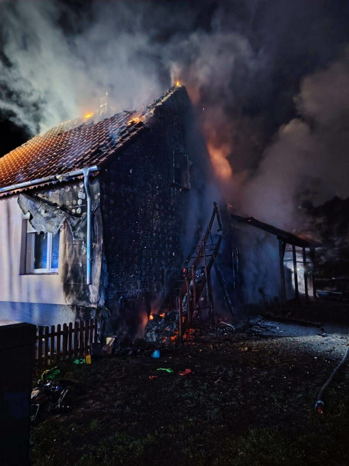 pożar domu Zasieki - ewakuacja mieszkańc&oacute;w pożar Lubsko