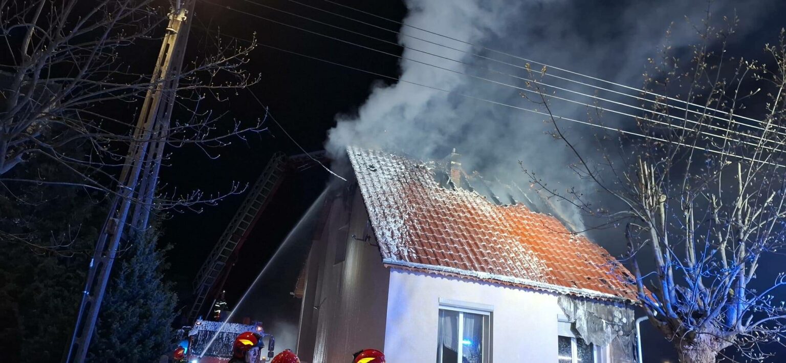 pożar domu Zasieki - ewakuacja mieszkańc&oacute;w pożar Lubsko