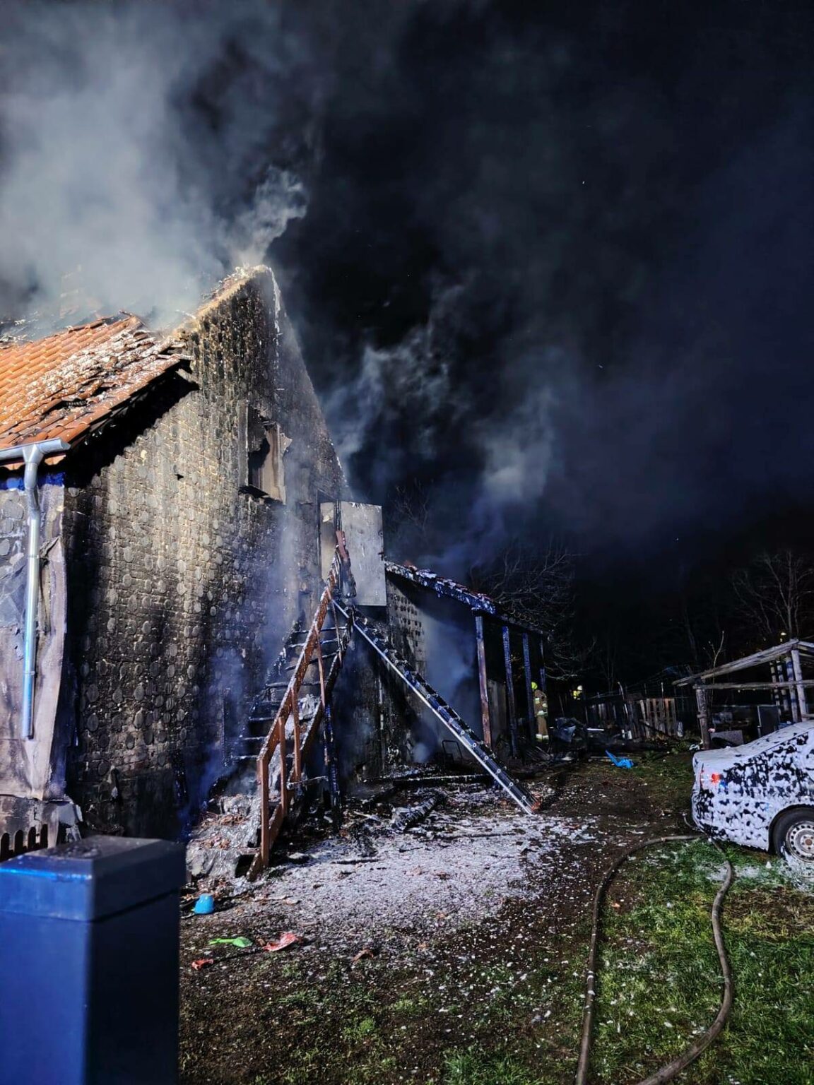 pożar domu Zasieki - ewakuacja mieszkańc&oacute;w pożar Lubsko