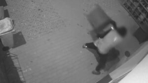 Próbował włamać się do sklepu krzesłem i miotłą. Wszystko się nagrało (FILM)