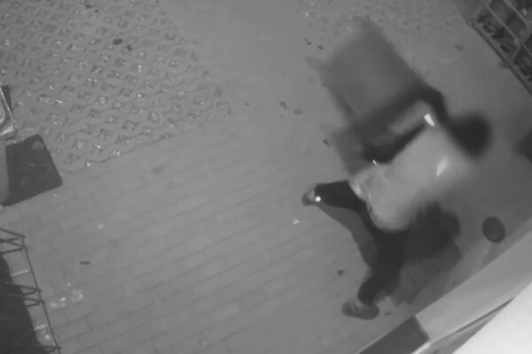 próba włamania Strzelce Krajeńskie - nagranie z monitoringu włamanie