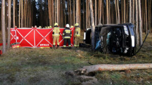Dramatyczny wypadek w Lubuskiem. Auto roztrzaskane o drzewa. W akcji śmigłowiec LPR (ZDJĘCIA)