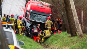 Poważny wypadek na DK27 pod Zieloną Górą. Są ranni. Droga zablokowana (ZDJĘCIA)