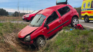 Wypadek pod Zieloną Górą. Dachowanie auta. Miał prawo jazdy od miesiąca (ZDJĘCIA)
