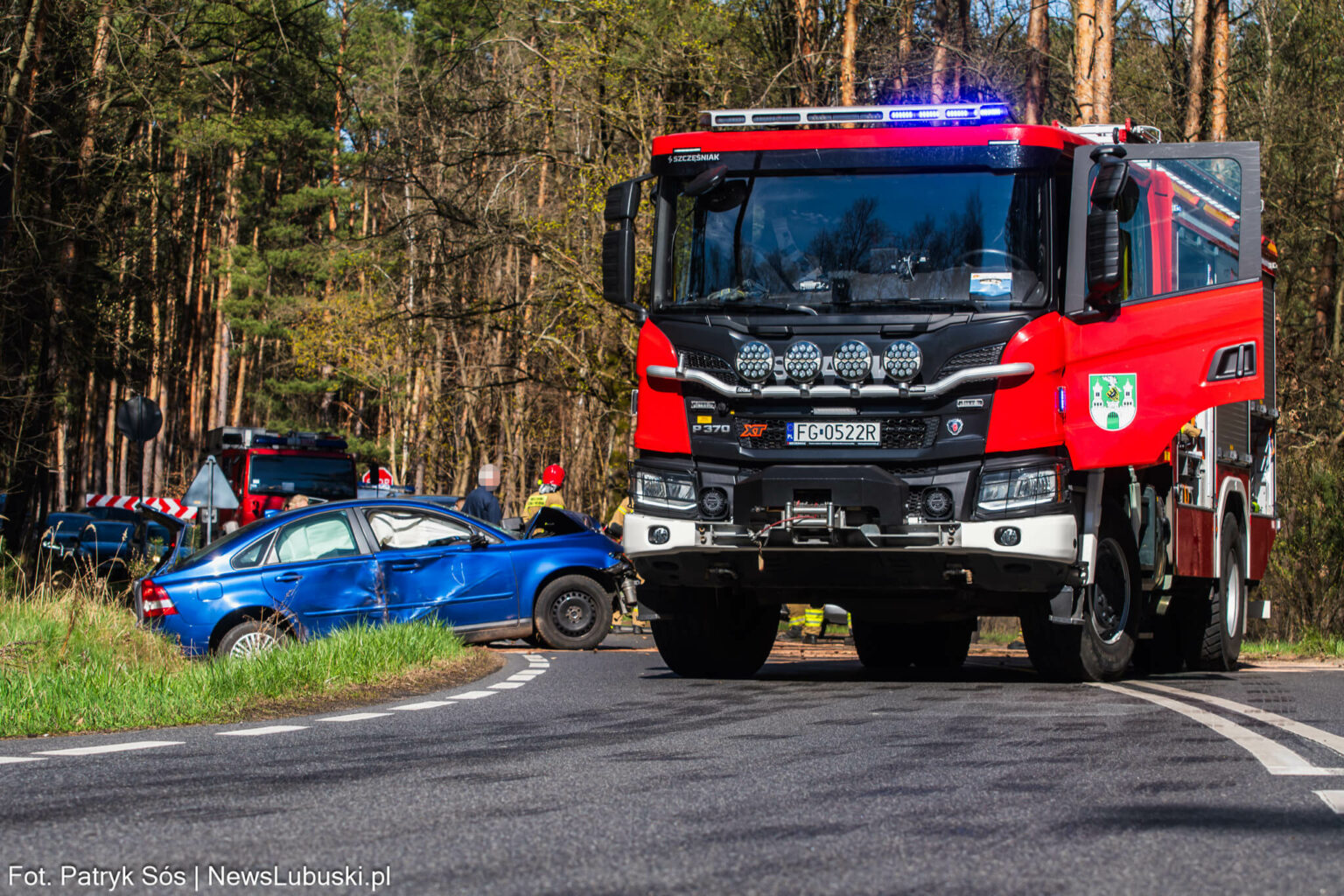 Wypadek koło Zielonej G&oacute;ry - uderzył w drzewo