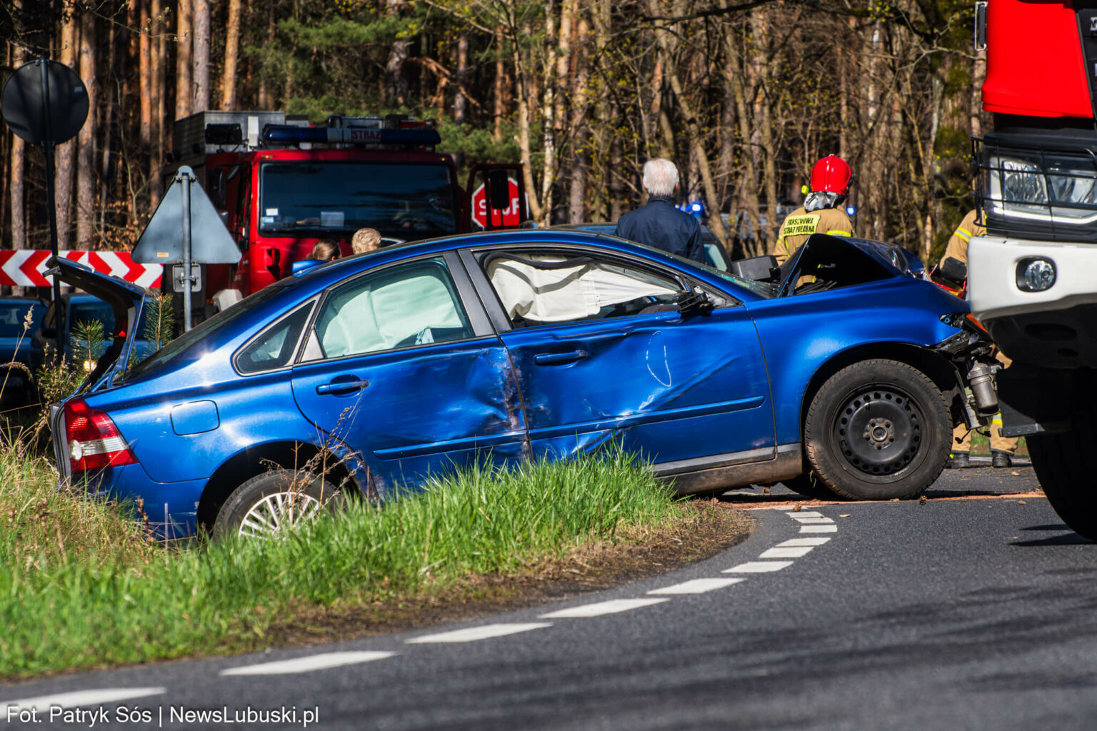 Wypadek koło Zielonej G&oacute;ry - uderzył w drzewo