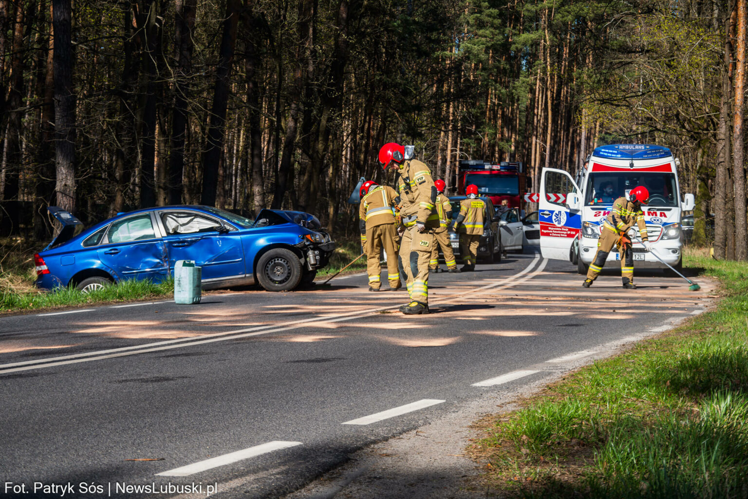 Wypadek koło Zielonej G&oacute;ry - uderzył w drzewo