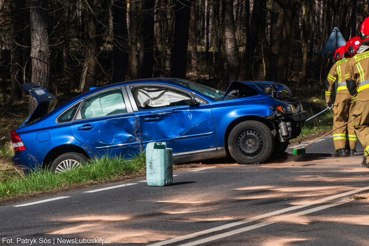 Wypadek koło Zielonej G&oacute;ry - uderzył w drzewo
