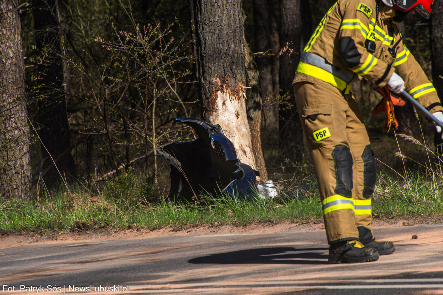 Wypadek koło Zielonej G&oacute;ry - uderzył w drzewo