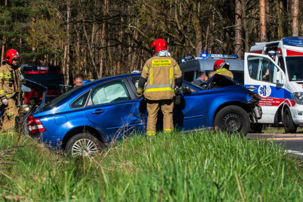 Wypadek koło Zielonej Góry - uderzył w drzewo