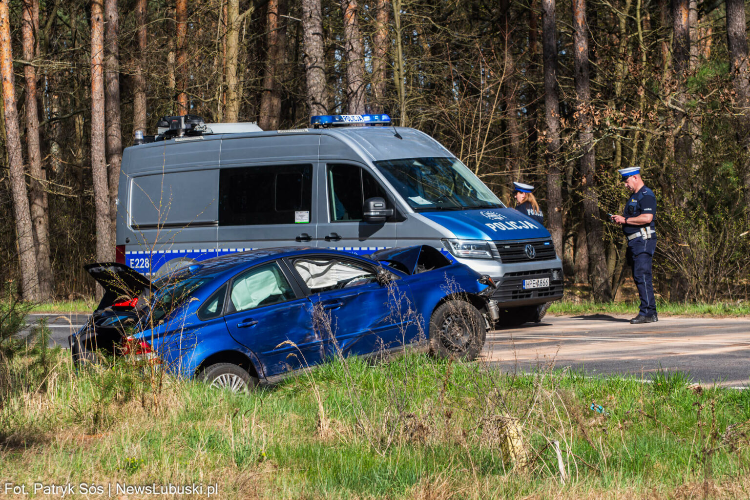 Wypadek koło Zielonej G&oacute;ry - uderzył w drzewo