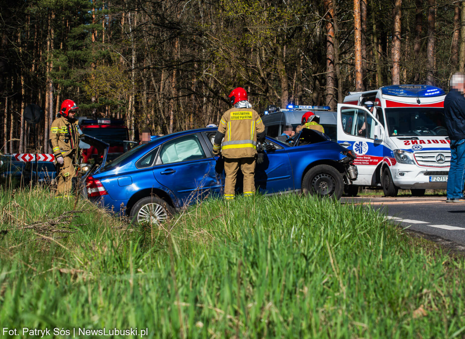 Wypadek koło Zielonej G&oacute;ry - uderzył w drzewo