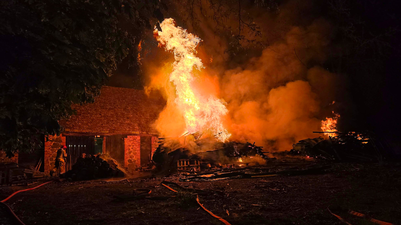 pożar Świdnica pod Zieloną Górą - 8 zastępów straży pożarnej