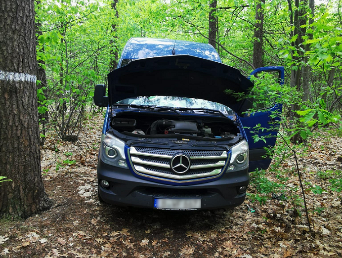 skradziony Mercedes - filmowy rekwizyt zwłok
