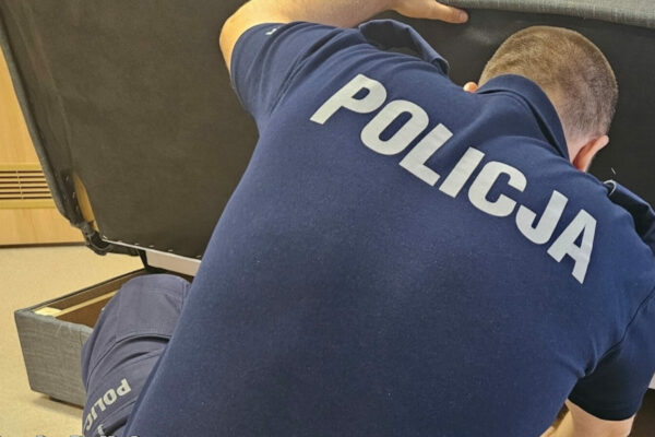 ukradł busa Dobiegniew - schował się w tapczanie