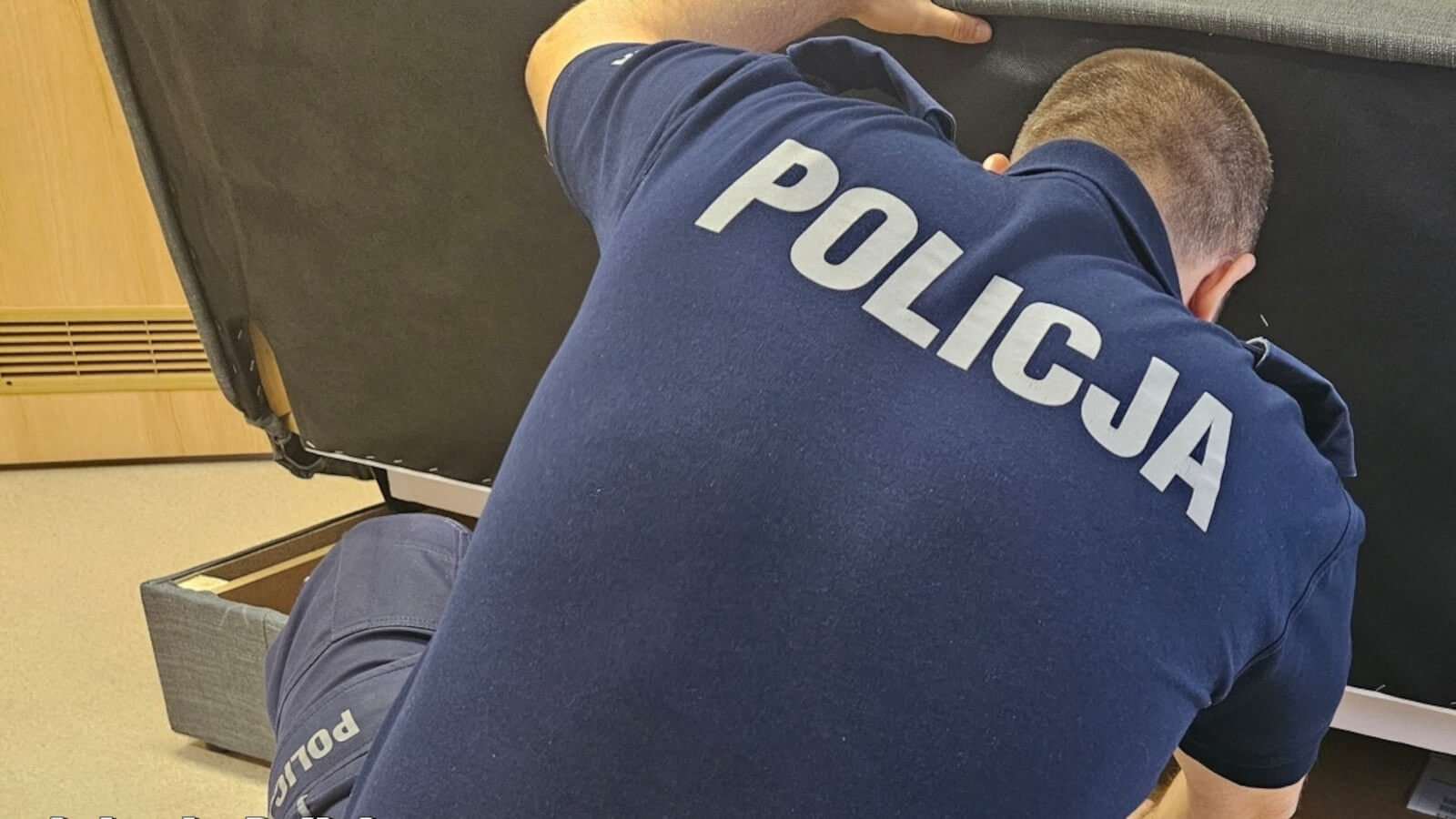 ukradł busa Dobiegniew - schował się w tapczanie