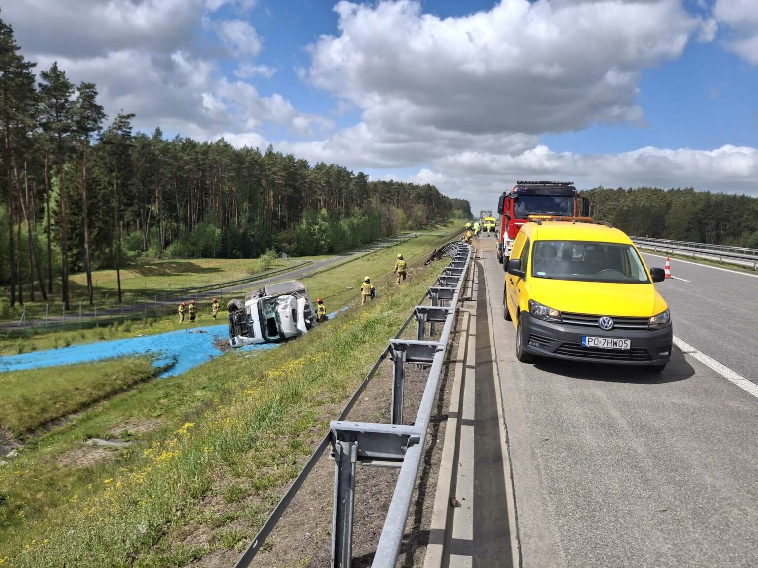 wypadek A2 Lubuskie - ciężar&oacute;wka spadła ze skarpy