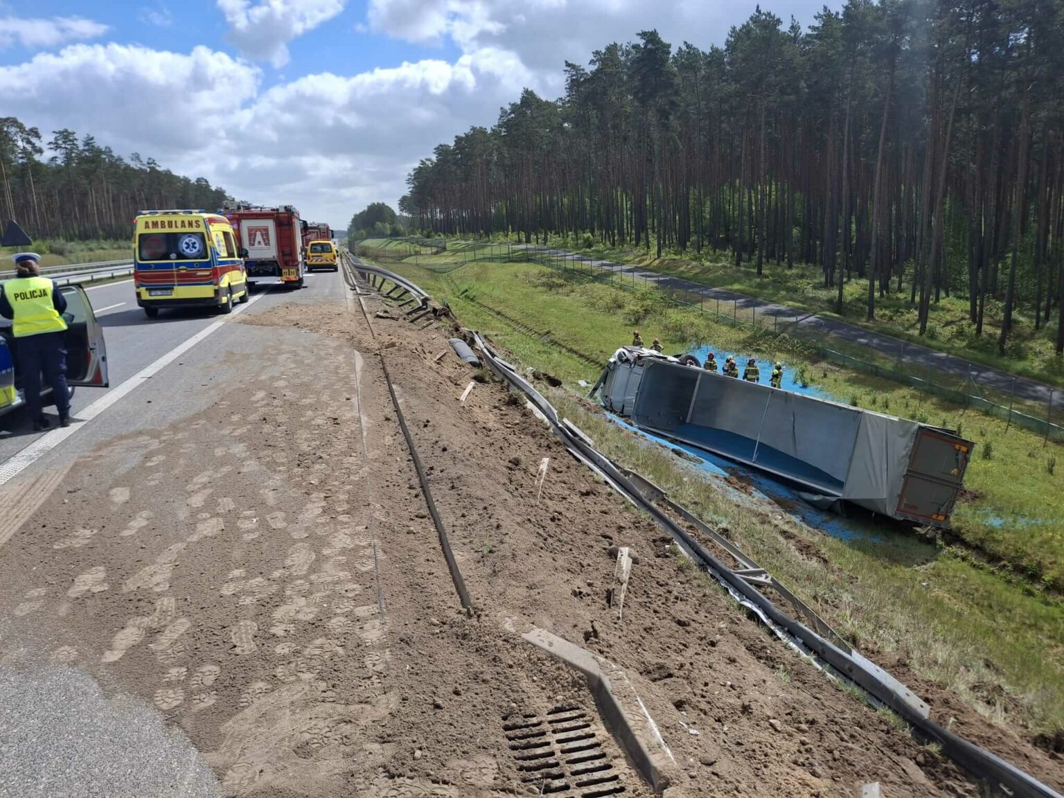 wypadek A2 Lubuskie - ciężar&oacute;wka spadła ze skarpy