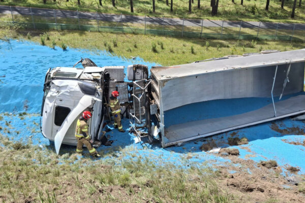 wypadek A2 Lubuskie - ciężarówka spadła ze skarpy