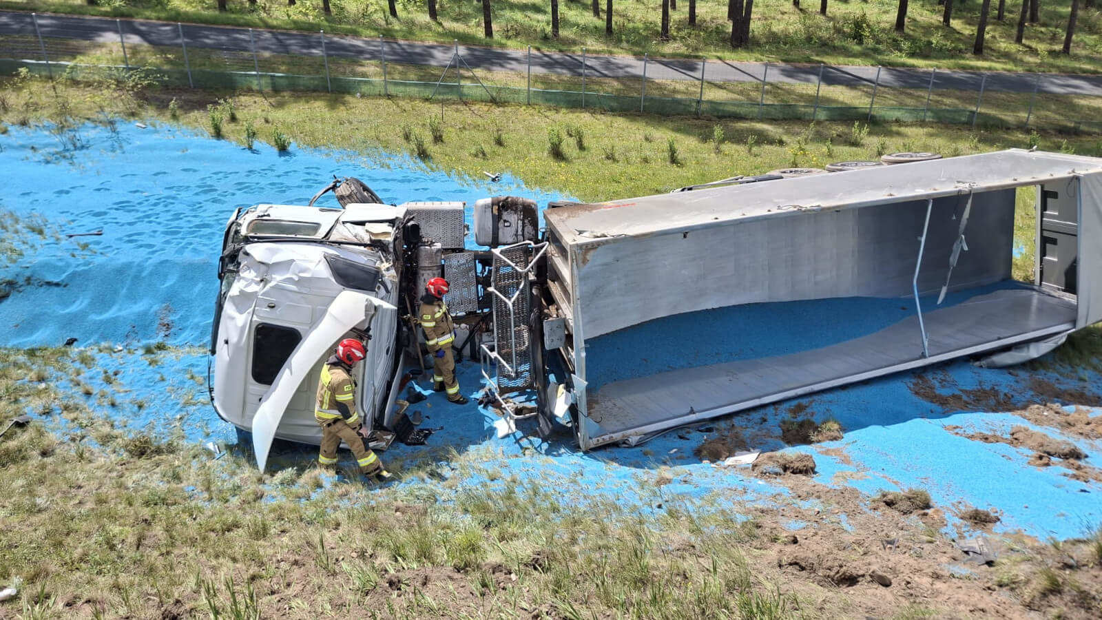 wypadek A2 Lubuskie - ciężarówka spadła ze skarpy