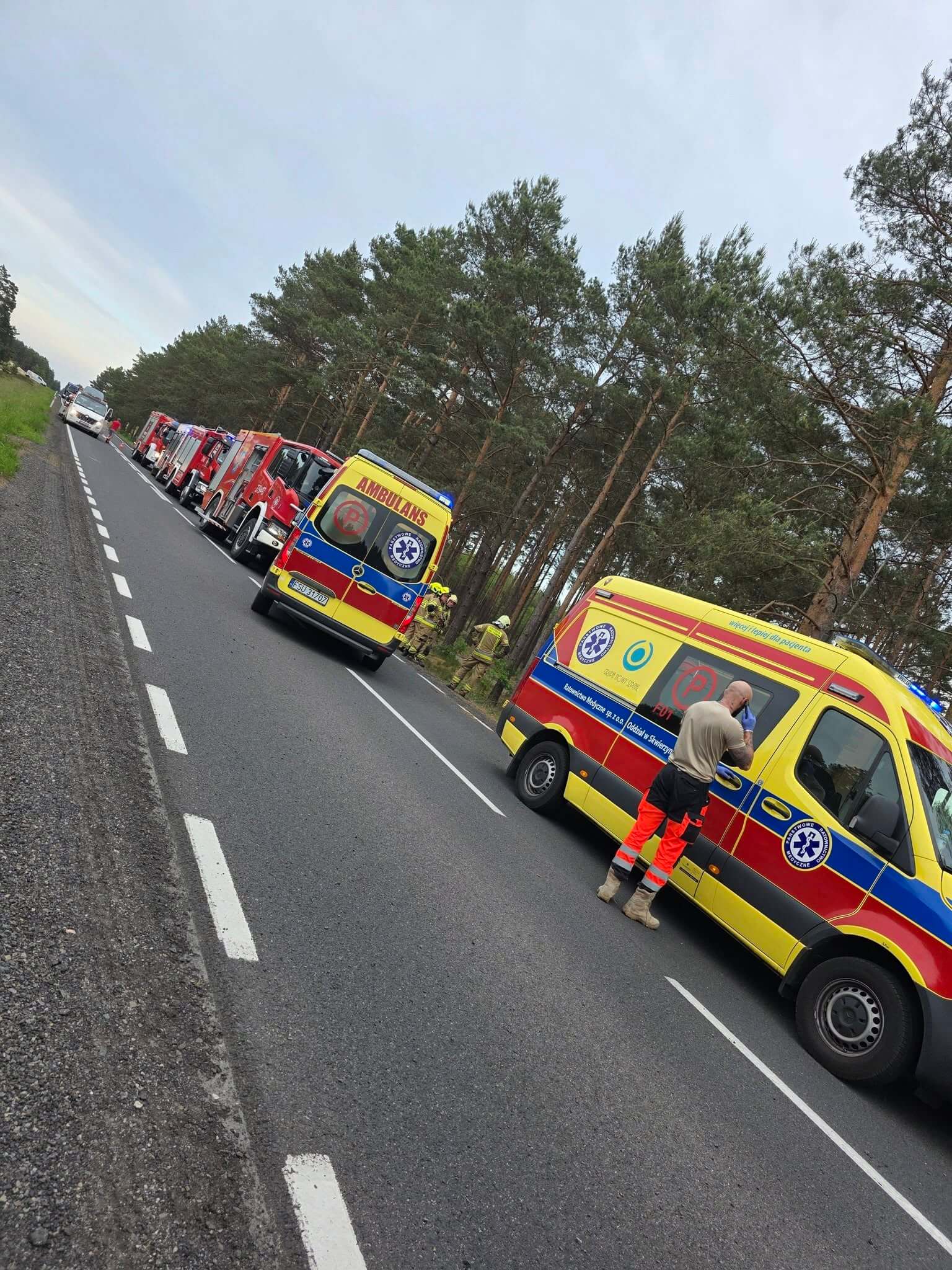 wypadek na DK24 - samochód rozbity o drzewo