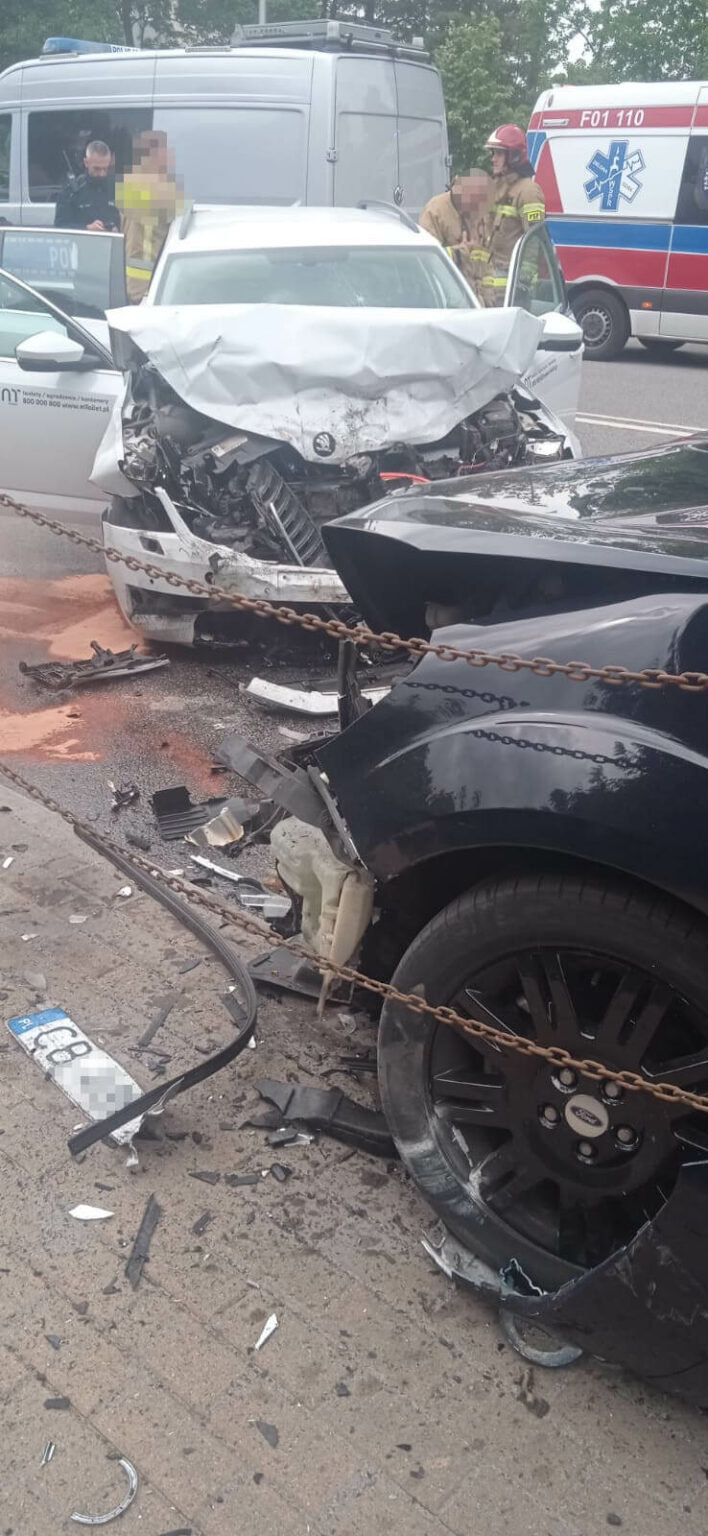 Wypadek Zielona G&oacute;ra - zderzenie samochod&oacute;w osobowych