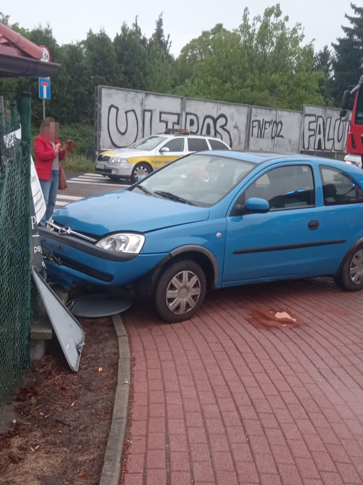 wypadek Botaniczna Zielona Góra - auto wypadło z ronda