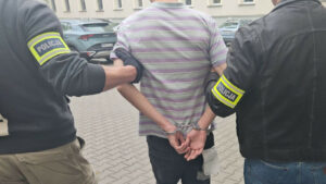 Brutalny napad w Sulechowie. 18-latek zaatakował mężczyznę na przystanku