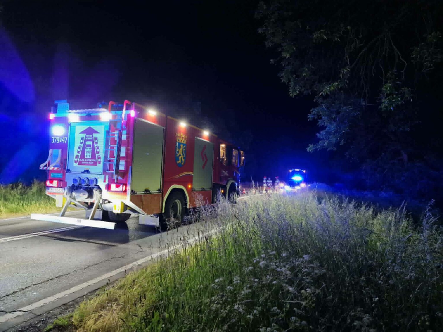 wypadek DK24 - samoch&oacute;d wypadł z drogi