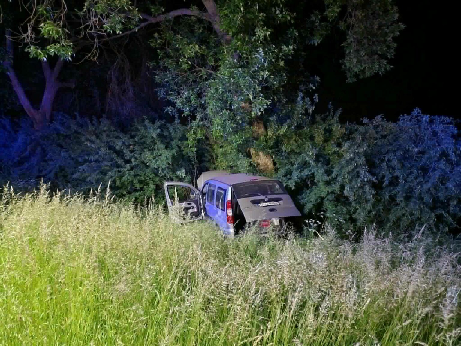 wypadek DK24 - samoch&oacute;d wypadł z drogi