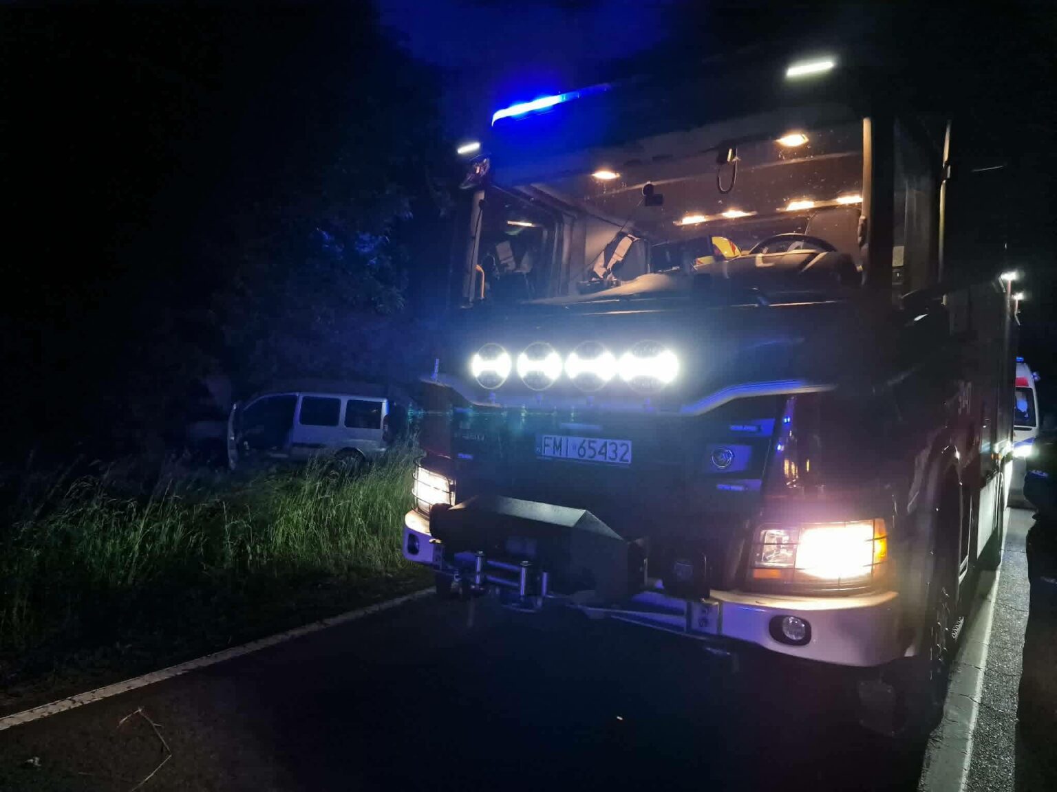 wypadek DK24 - samoch&oacute;d wypadł z drogi