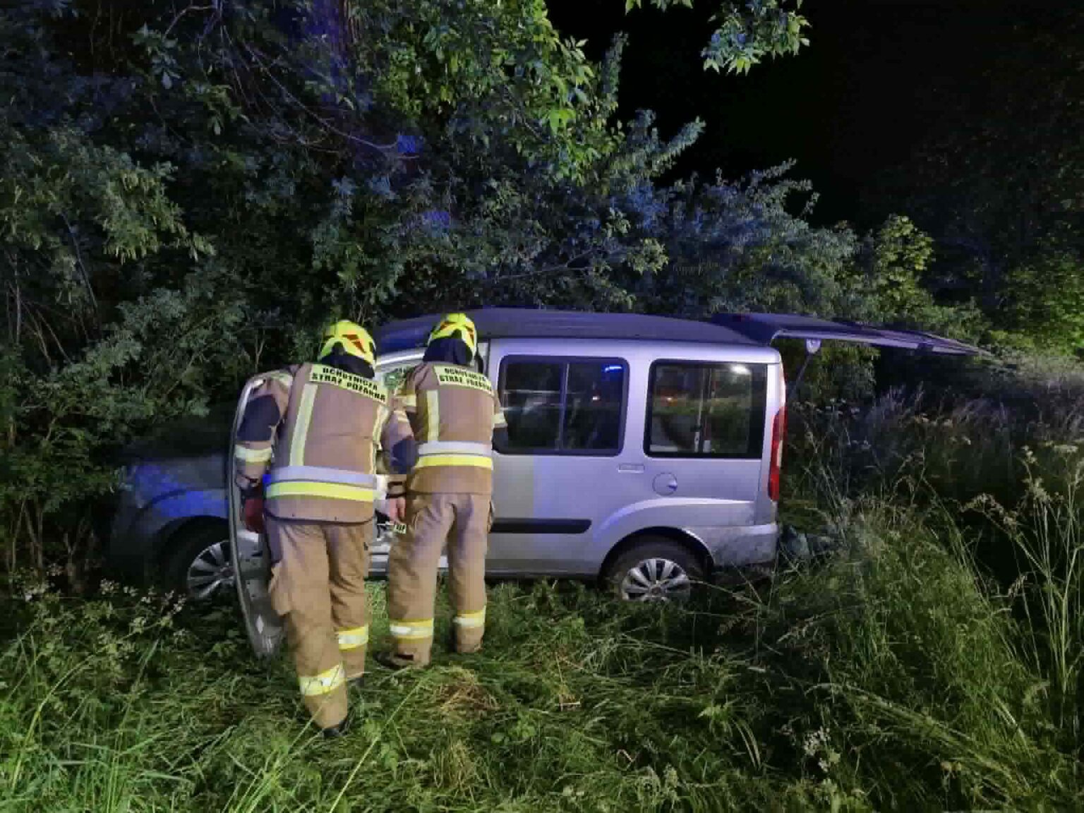 wypadek DK24 - samoch&oacute;d wypadł z drogi