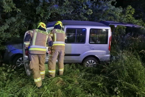 wypadek DK24 - samochód wypadł z drogi